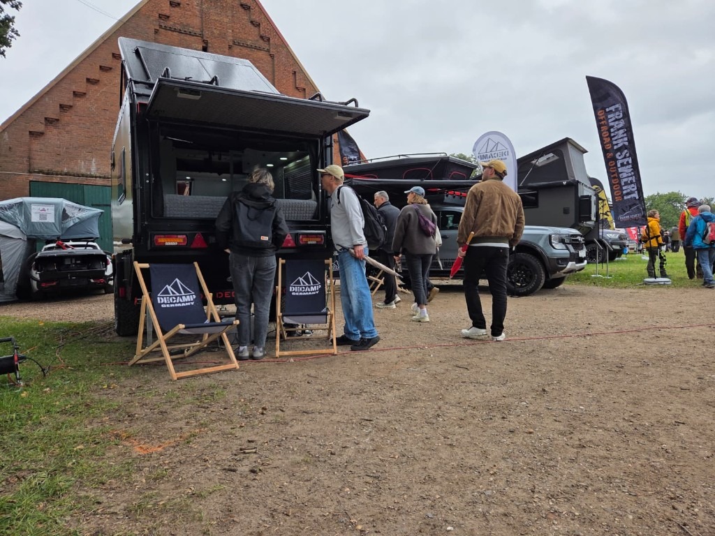 Decamp Germany vor der Messehalle