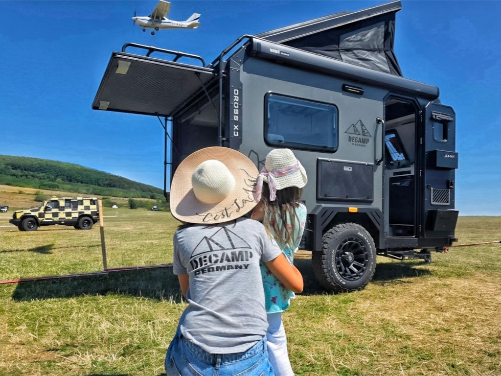 Flugzeug über Decamp X3