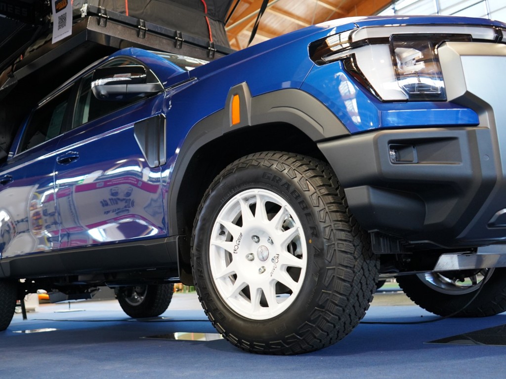 Blauer KGM auf de Adventure Southside Messe 2026