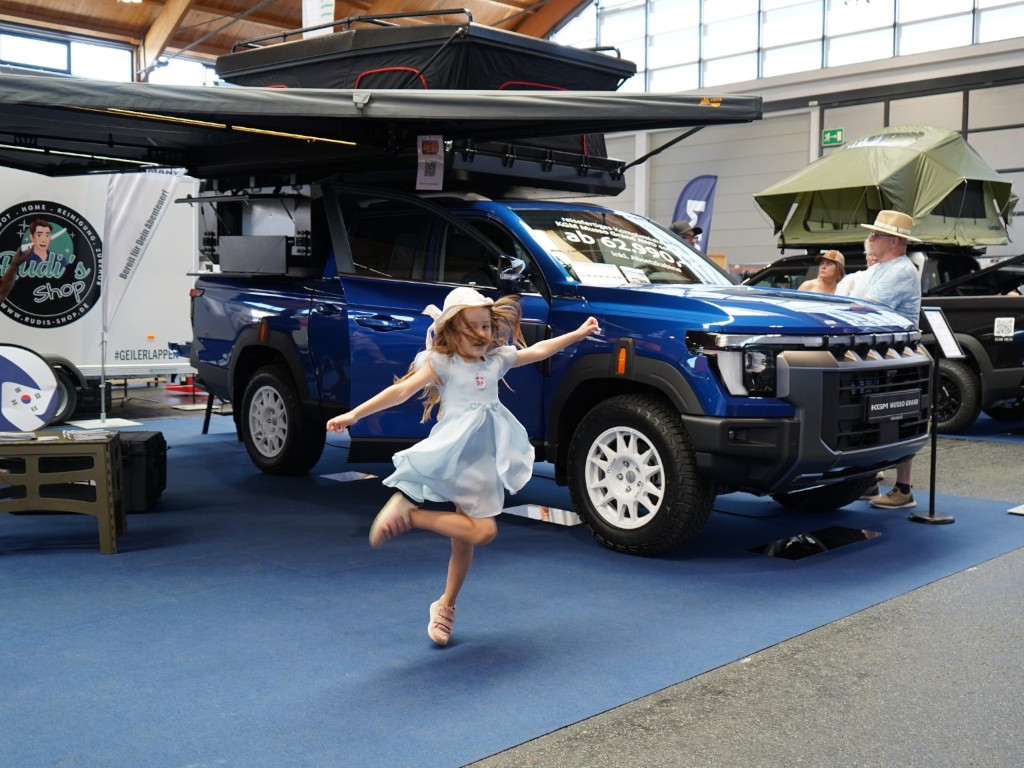 Kind tanzt auf dem KGM Stand neben der Absetzkabine