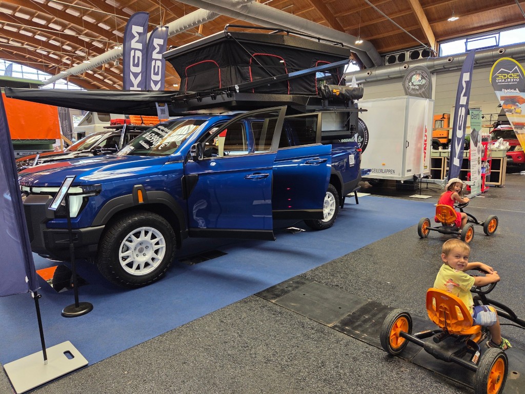 Kinder auf der Messe fahren Kettcar